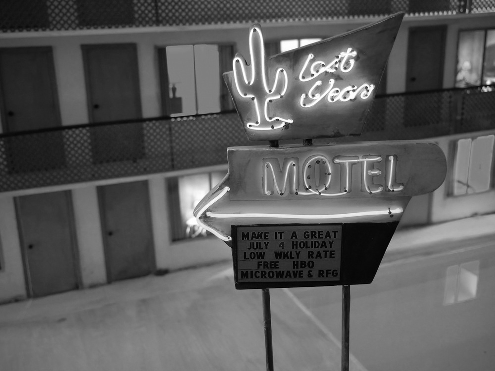 Lost Year Motel (részlet), 2020, vegyes technika, plasztika videóval © Studio la Città, Verona Lost Year Motel (részlet), 2020, vegyes technika, plasztika videóval © Studio la Città, Verona