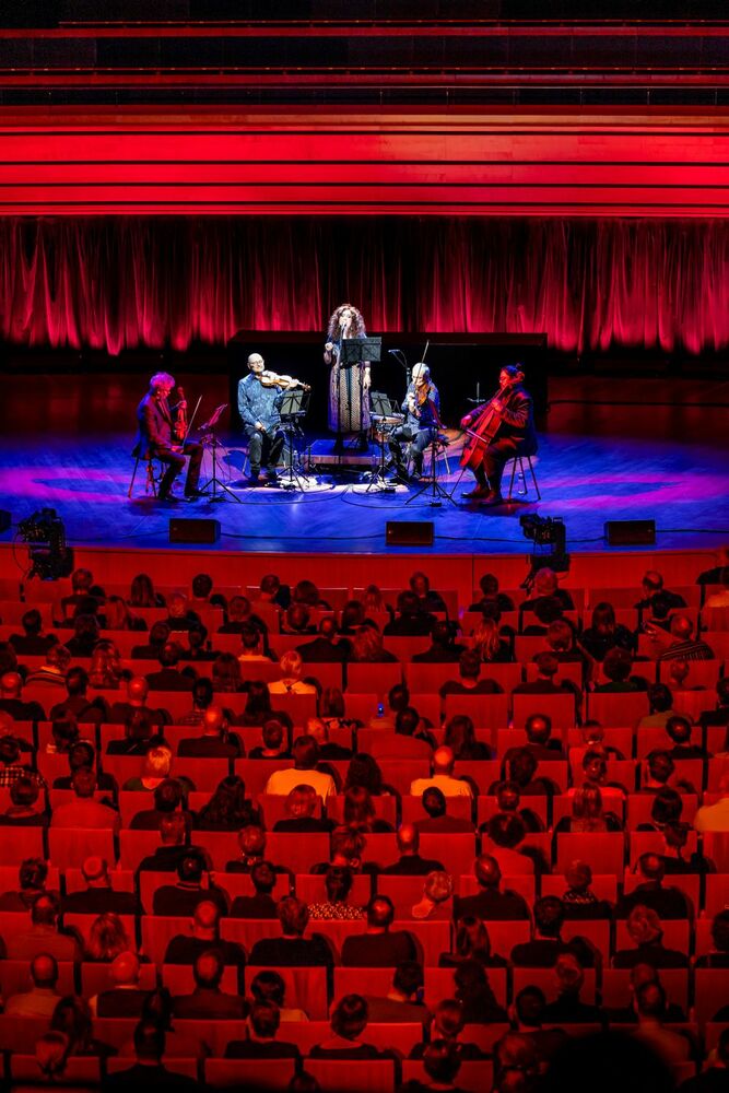 Kronos Quartet feat. Mahsa Vahdat at Müpa Budapest Hirling Bálint / Müpa