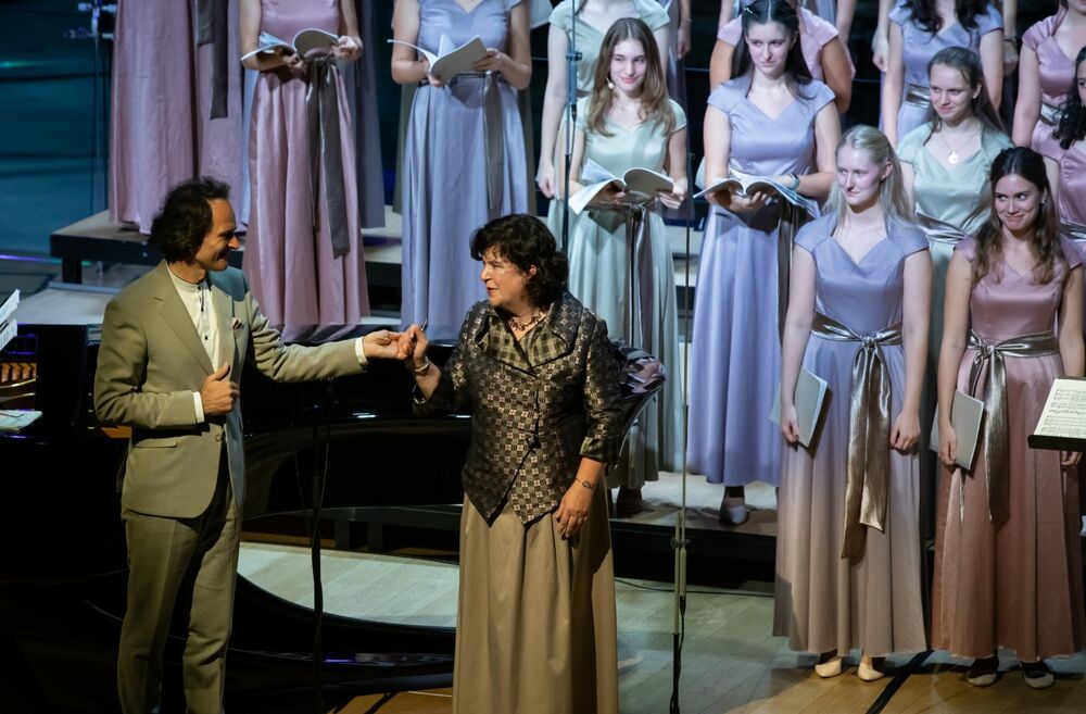 Gergely Bogányi and the Angelica Girls' Choir at House of Music Hungary Kállai-Tóth Anett / Müpa