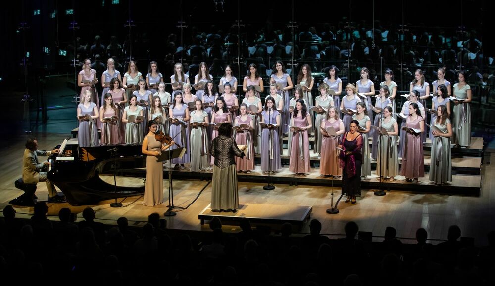 Gergely Bogányi and the Angelica Girls' Choir at House of Music Hungary Kállai-Tóth Anett / Müpa